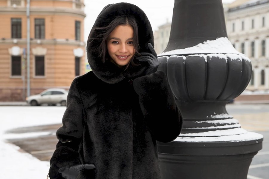 с чем носить шубу с капюшоном