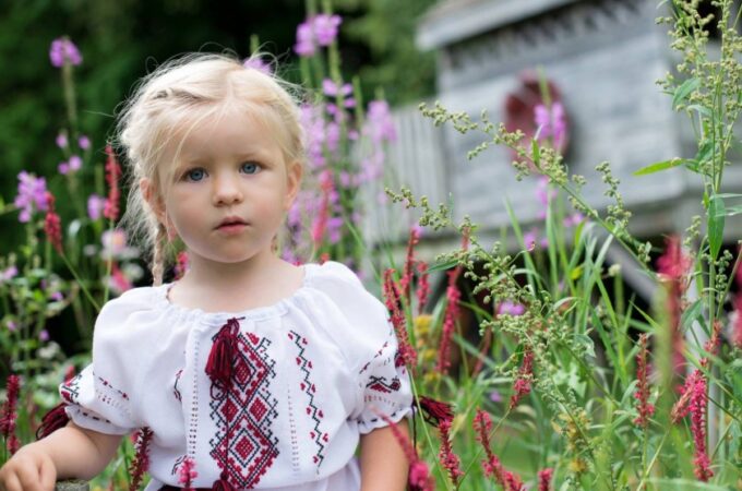 Чарівний Світ Дитячої Вишиванки: Традиція та Сучасність у Гардеробі Маленької Українки