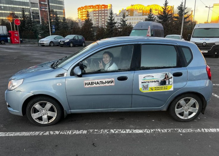 Учениця автошколи "Магістраль" за кермом автомобіля у Львові