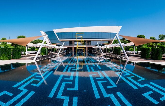 Pool Club SunRay: Естетика заміського відпочинку з басейном