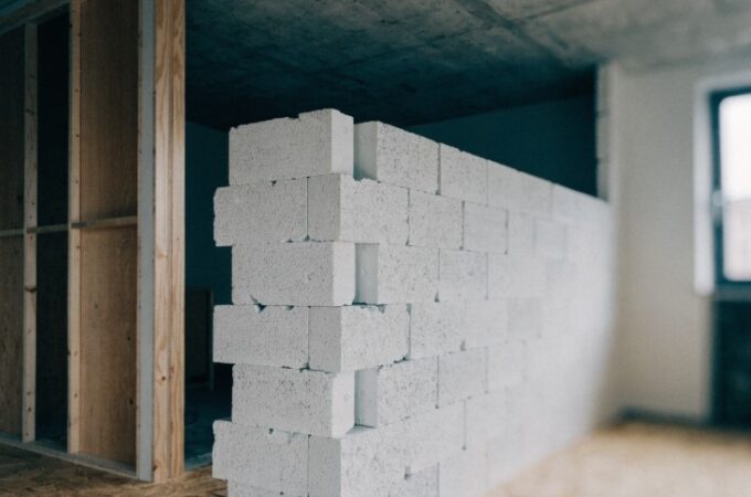 Нова міжкімнатна перегородка з газоблоків у квартирі під час перепланування, бетонна стеля без оздоблення