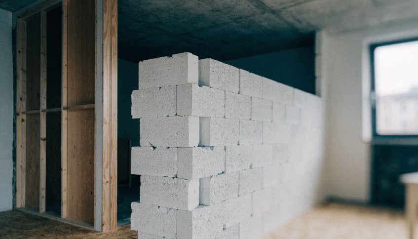 Нова міжкімнатна перегородка з газоблоків у квартирі під час перепланування, бетонна стеля без оздоблення